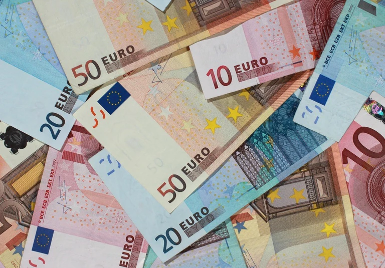 Einkommensmillionäre — © Banknoten von 50, 20 und 10 Euro liegen auf einem Tisch. Foto: Jens Wolf/Archiv