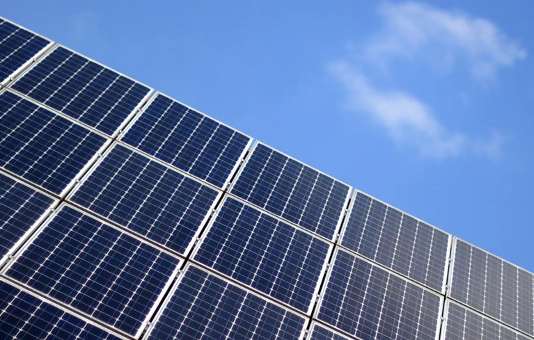 Solaranlagen, Klimaplan — © Eine Solaranlage ist vor blauem Himmel auf einem Dach eines Hauses zu sehen. Foto: Daniel Reinhardt/Archiv