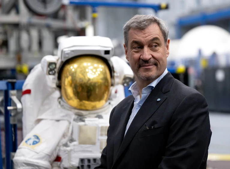 Zwei kleine Unterschriften unter einer Vereinbarung, große Hoffnungen auf eine lange und erfolgreiche Kopperation mit der NASA und Bayern. — © Sven Hoppe/dpa