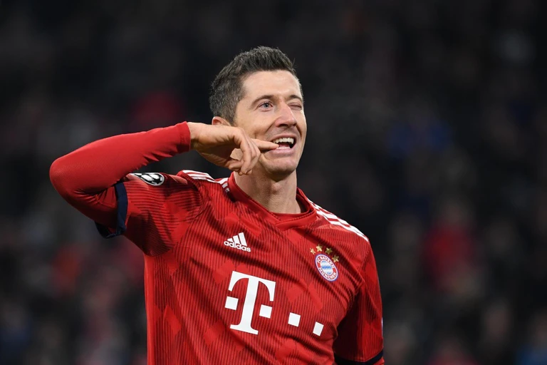 Lewandowski — © Robert Lewandowski, Stürmer von FC Bayern München, grimassiert auf dem Spielfeld nach einem Torschuss. Foto: Sven Hoppe/Archiv