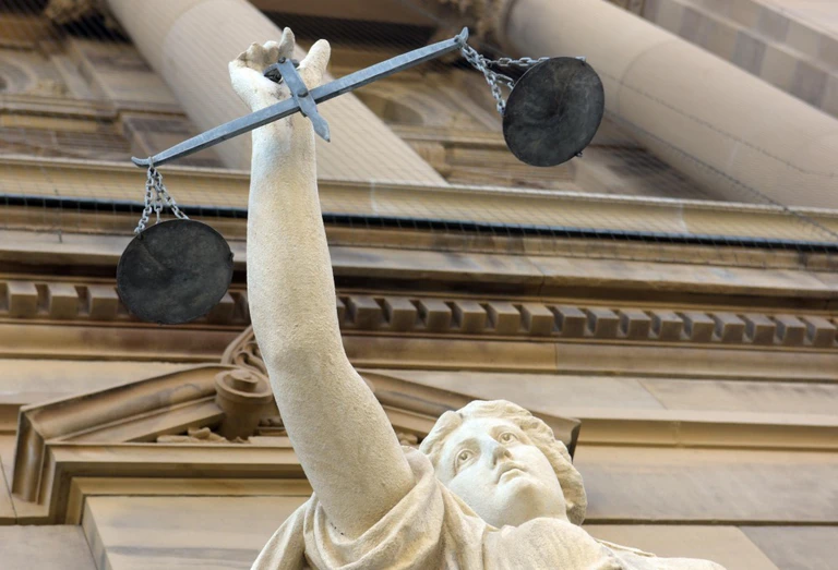Mietspiegel, Urteil, Gericht — © Vor dem Justizgebäude steht eine Satue der Göttin Justitia. Foto: Stefan Puchner/Archiv