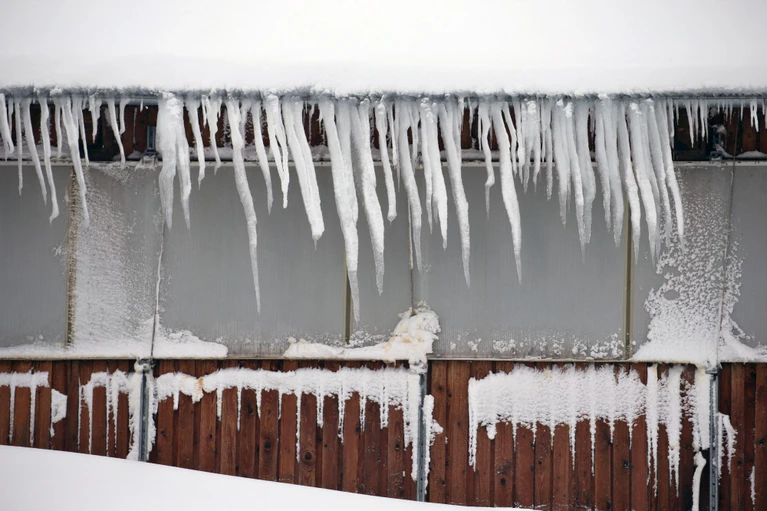 Winter Schnee Eiszapfen — © Foto: Karl-Josef Hildenbrand
