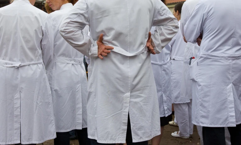 Ärzte Aerztezahl_in_Bayern_60105161.jpg — © Ärzte in weißen Kitteln stehen in einem Krankenhaus zusammen. Foto: Jens Wolf/Archiv