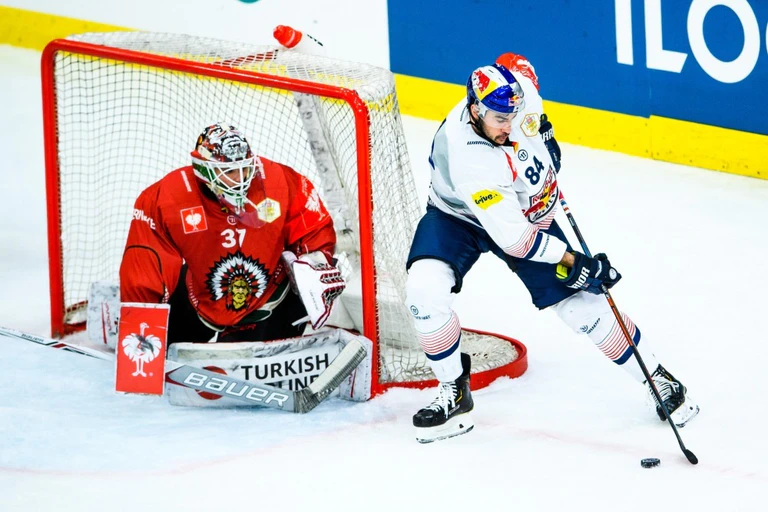 EHC Red Bull München — © Göteborgs Torhüter Johan Gustafsson und Münchens Trevor Parkes in Aktion. Foto: Mathias Bergeld/Bildbyran via ZUMA Press