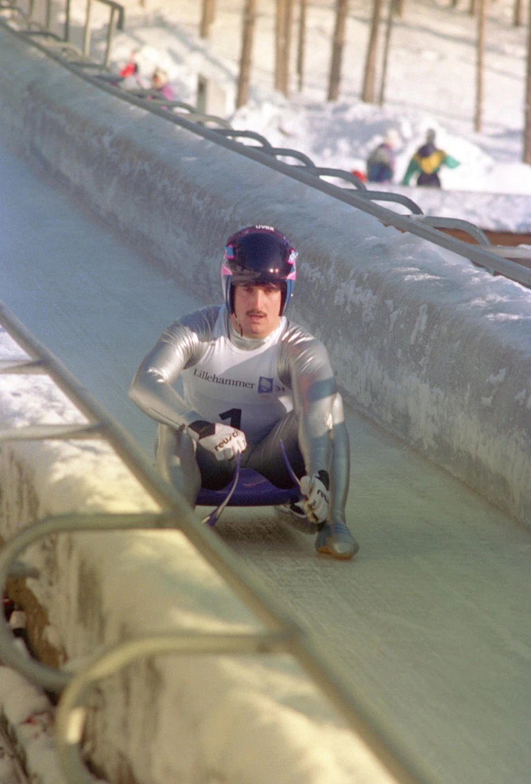 Hackl Georg_Hackl_kritisie_60296601.jpg — © Georg Hackl im Eiskanal von Hunderfossen am 14.02.1994. Foto: Roland Holschneider/Archiv