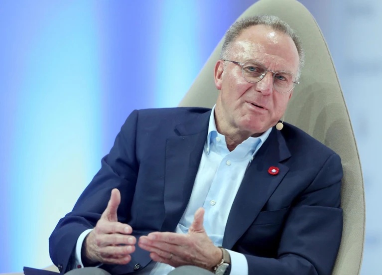 Rummenigge Karl_Heinz_Rummenigg_60309454.jpg — © Karl-Heinz Rummenigge, Vorsitzender von Bayern München, beantwortet Fragen eines Moderators. Foto: Roland Weihrauch/Archiv