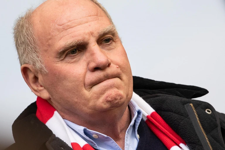 FC Bayern, Liverpool — © Uli Hoeneß, Präsident des FC Bayern, steht im Stadion. Foto: Swen Pförtner/Archiv