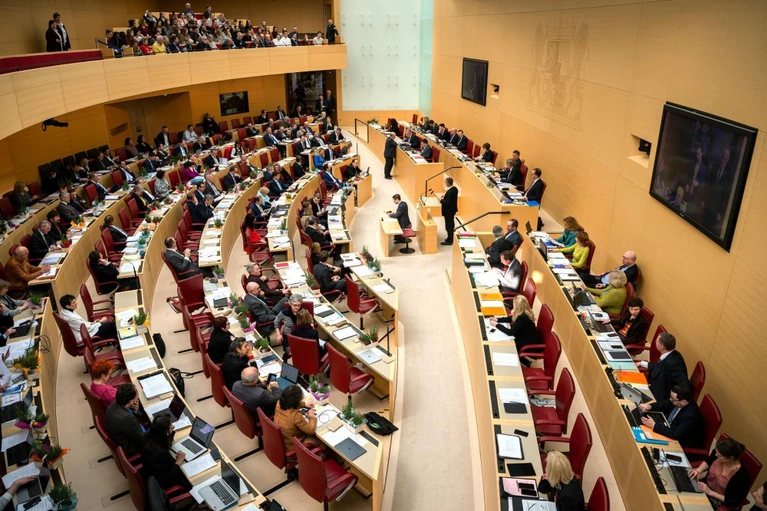 Klimaschutz, Landtag — © Abgeordnete des Landtages von Bayern debattieren im Plenarsaal. Foto: Sina Schuldt/Archiv