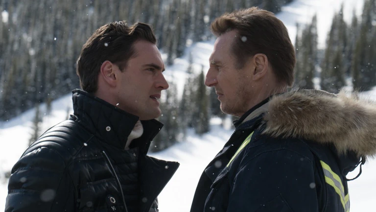 Liam Neeson HARD POWDER — © Viking (Tom Bateman, l.) und Nels (Liam Neeson, r.)