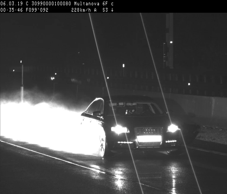 Polizei Audi Autobahn Krähenfüße