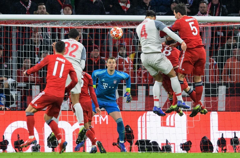 FC Bayern, champignons league — © Virgil van Dijk von Liverpool (2. v. r.) trifft zum 1:2. Im Tor kann Manuel Neuer vom FC Bayern den Treffer nicht verhindern. Foto: Matthias Balk