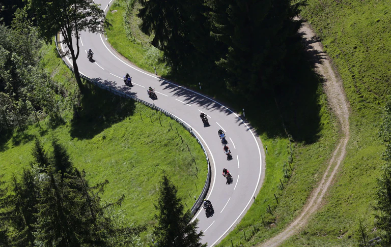 Motorradfahrer, Verkehrsschilder, Kunststoff, Motorradsaison, Biker — © Bild: Karl-Josef Hildenbrand/Archiv