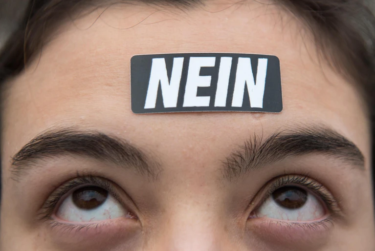 #FridaysforFuture Weniger_Schueler_neh_60735214.jpg — © Eine Schülerin demonstriert mit einem «Nein»-Aufkleber auf der Stirn für den Klimaschutz. Foto: Peter Kneffel/Archiv
