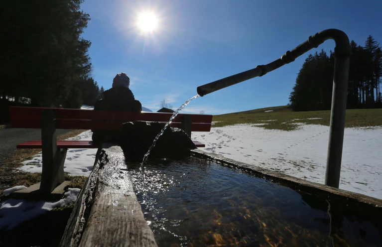 Frühling, Winter — © Eine Frau genießt in Nesselwang den Sonnenschein. Foto: Karl-Josef Hildenbrand