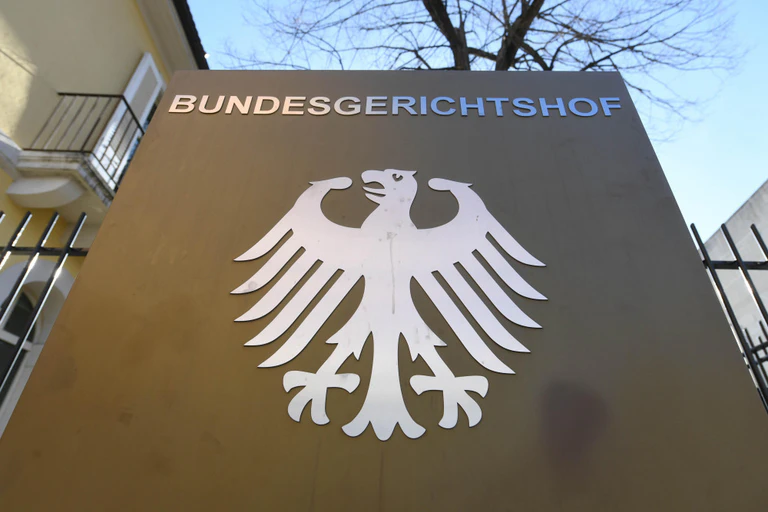 BGH-Urteil, BGH, Bundesgerichtshof — © Ein Hinweisschild mit Bundesadler. Foto: Uli Deck/Archivbild