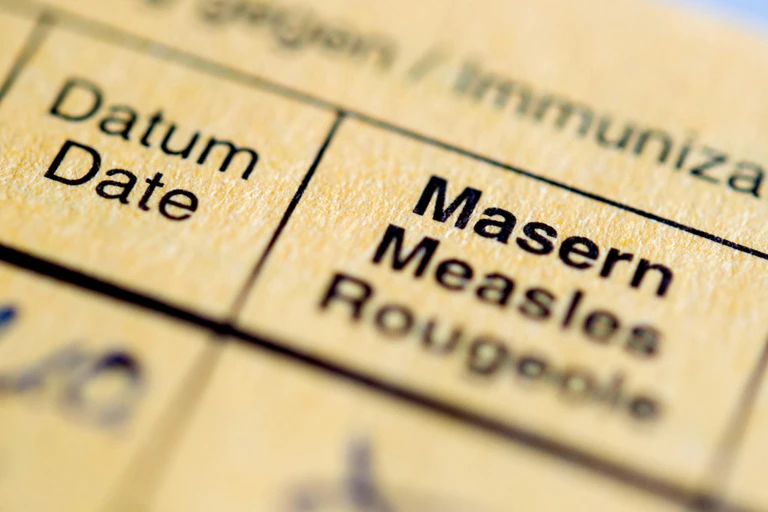 Masern — © Die Aufschrift "Masern" steht auf einem Impfpass. Foto: Hauke-Christian Dittrich/Archiv