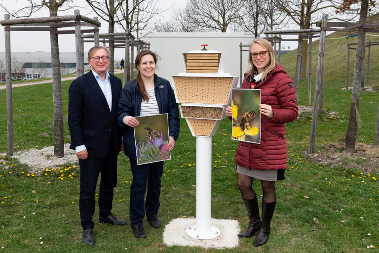 Insektenhotel — © (l-r) Dr. Michael Kerkloh (Vorsitzender der Geschaeftsfuehrung der Flughafen Muenchen GmbH), Eva Seifert (Umweltabteilung der FMG) und Julia Gotzler (Umweltabteilung der FMG) / Eroeffnung Insektenhotel / Besucherpark / Flughafen Muenchen / Muenchen / 10.04.2019
Foto: Stephan Goerlich / FMG