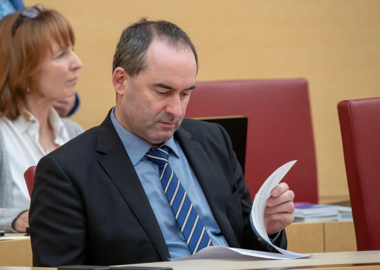 Aiwanger Aiwanger_Autobahn_Fu_60990135.jpg — © Wirtschaftsminister Hubert Aiwanger im Landtag. Foto: Peter Kneffel/Archivbild