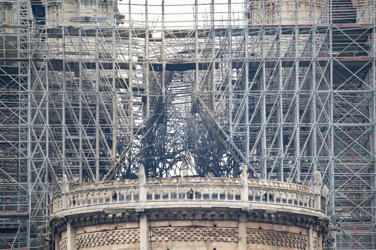 Notre-Dame Bayern_bietet_Frankr_61003798.jpg — © Das Baugerüst an der Kathedrale Notre-Dame ist teilweise zerstört, das Dach darunter eingestürzt. Foto:&nbsp;Marcel Kusch