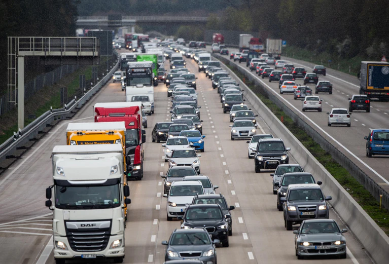 Osterwochenende, ADAC, Staualarm — © Autos und Lastwagen stehen im Stau. Foto: Christophe Gateau/Archivbild