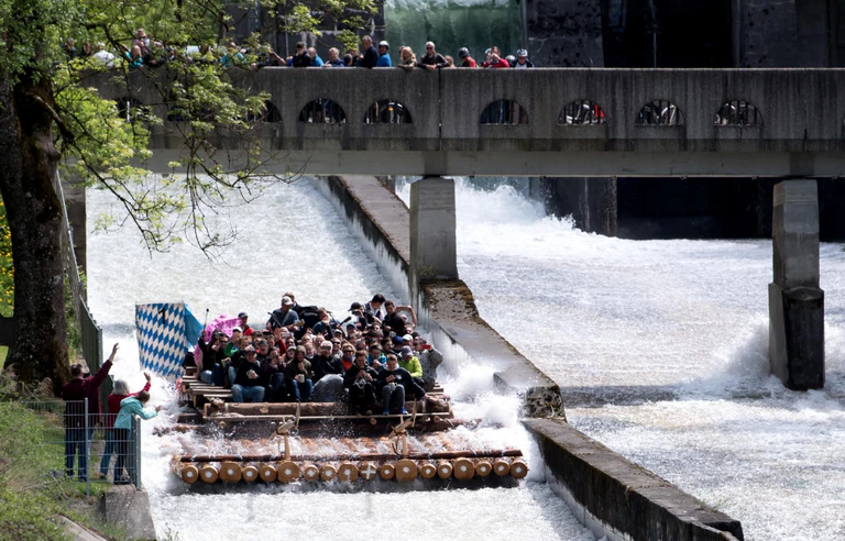  — © Ausflügler fahren in der Nähe von Straßlach mit einem Floß über eine Floßrutsche auf der Isar. Foto: Sven Hoppe