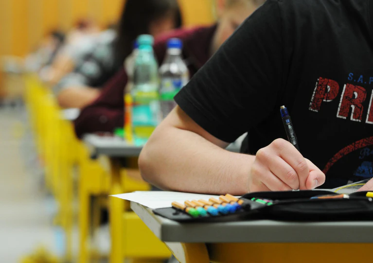 Abschlussprüfungen, Realschule, Mittelschule, Abitur Prüfung Mathe Schule Schüler — © Bild: Armin Weigel/Archiv