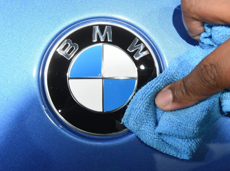 BMW — © Ein BMW Logo aufgenommen beim zweiten Pressetag der North American International Auto Show (NAIAS). Foto: Uli Deck/Archiv