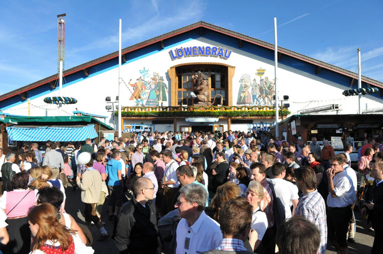 Löwenbräuzelt — © Die Löwenbräu-Festhalle ist auf der Wiesn zu sehen. Foto: Felix Hörhager/Archivbild