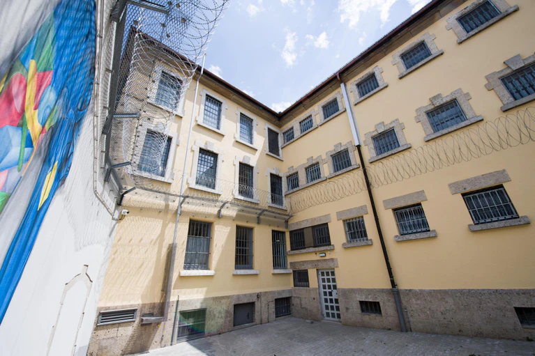 Abschiebe, Abschiebung, Bayern, Europarat — © Der Gefängnishof einer Abschiebehaftanstalt in Eichstätt. Foto: Peter Kneffel/Archivbild