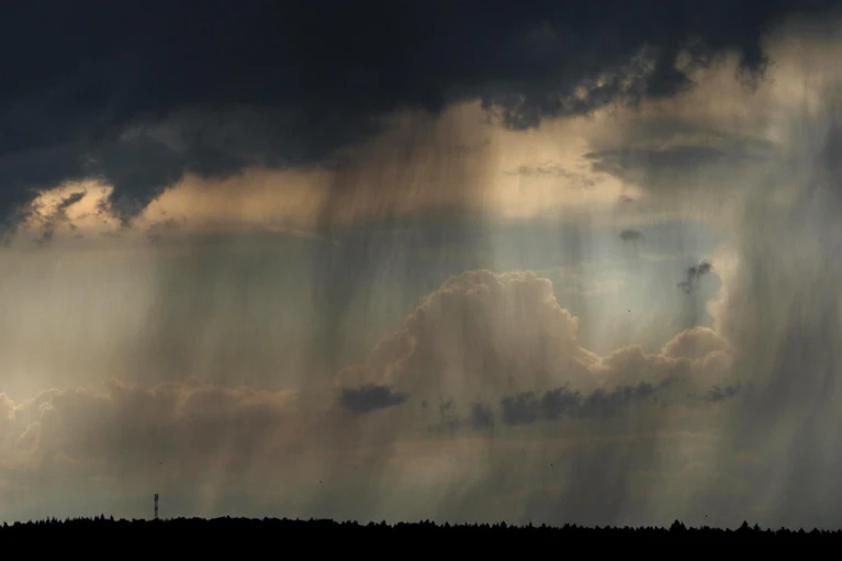 Wetter — © Dunkle Gewitterwolken und Regen sind von Ebing (Bayern) aus zu sehen. Foto: Nicolas Armer/Archivbild