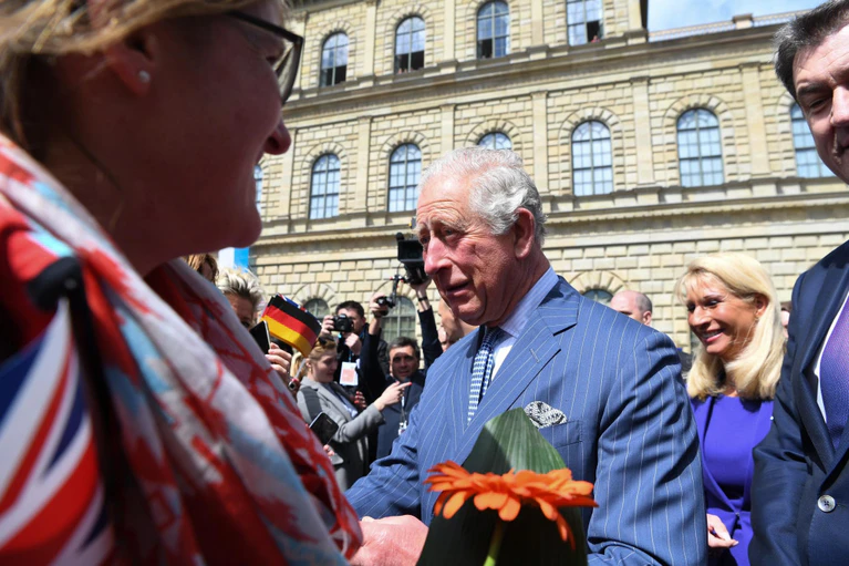 Charles, Camilla — © Prinz Charles (M) begrüßt die Menschen bei seiner Ankunft zu einem Empfang in der historischen Residenz. Foto: Matthias Balk