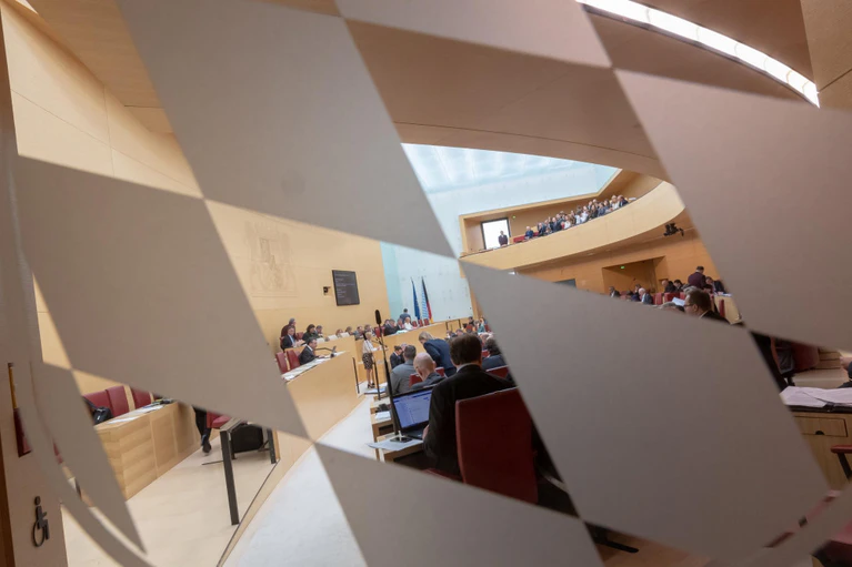 Landtag, Glasdach — © Ein Rautenmuster ziert die Glastür zum Plenarsaal des bayerischen Landtags. Foto: Peter Kneffel/Archiv