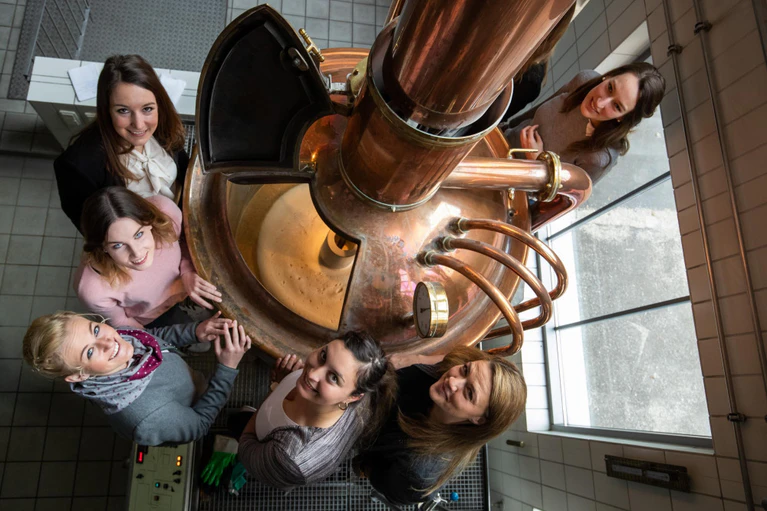 Bierkönigin — © Die Finalistinnen bei der Wahl der bayerischen Bierkönigin stehen in der "Gläsernen Brauerei" an einem Kessel. Foto:&nbsp;Daniel Karmann/Archiv