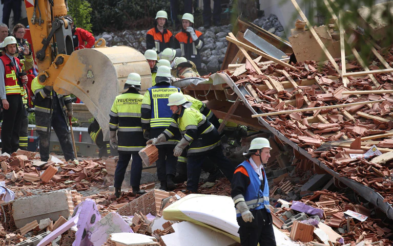 Explosion Allgäu — © Einsatzkräfte räumen an einem zerstörten Haus Schutt beiseite. Foto: Karl-Josef Hildenbrand