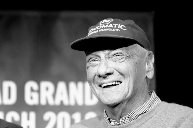 Niki Lauda — © ABD0005_20190521 - SPIELBERG - ÖSTERREICH: ++ ARCHIVBILD ++ ZU APA0008 VOM 21.5.2019 - Niki Lauda während eines Pressegesprächs anl. einer Testfahrt im Cockpit eines Toro Rosso Formel 1 Autos am Dienstag, 05. Juni 2018, am Red Bull Ring in Spielberg. Formel-1-Legende Niki Lauda ist tot. Der 70-jährige dreifache Formel-1-Weltmeister und Flug-Unternehmer sei am Montag, 20. Mai 2019, im Kreis seiner Familie friedlich entschlafen, teilte die Familie in der Nacht auf Dienstag mit. (UNDATIERTES ARCHIVBILD) - FOTO: APA/ERWIN SCHERIAU - 20190521_PD0121