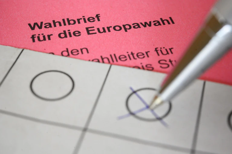Europawahl, Briefwähler, Briefwahl — © Eine Frau kreuzt einen Wahlzettel für die Briefwahl zum europäischen Parlament an. Foto: Sebastian Gollnow/Archiv