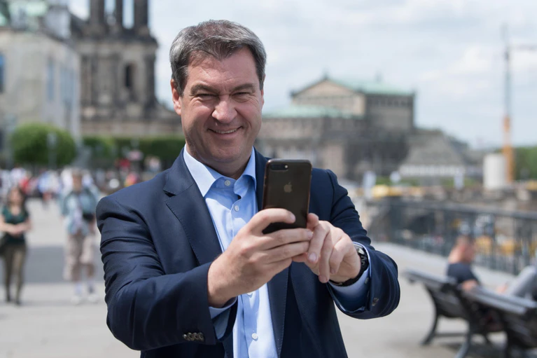 Söder, Regierungserklärung, Europa — © Markus Söder (CSU), Ministerpräsident von Bayern, macht ein Selfie. Foto:&nbsp;Sebastian Kahnert