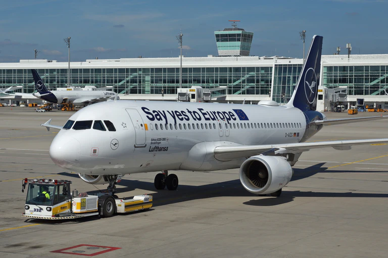 Flughafen, Münchner Flughafen, Europa — © Airbus A320-200 der Lufthansa "Say yes to Europe"