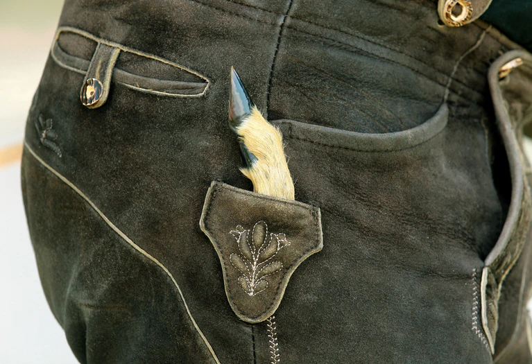  — © Ein Hirschfänger (Messer) steckt bei einem Mann mit Trachtenlederhose in der Seitentasche seines Beinkleides (Foto vom 22.05.2011). Foto: Roland Weihrauch   dpa/lnw | Verwendung weltweit
