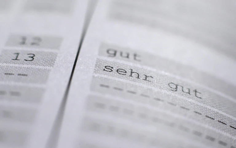  — © In einem bayerischen Zeugnis der Allgemeinen Hochschulreife (Abiturzeugnis) aus dem Jahr 2015 sind einzelne Fächer bewertet. Bild: Karl-Josef Hildenbrand/Archivbild