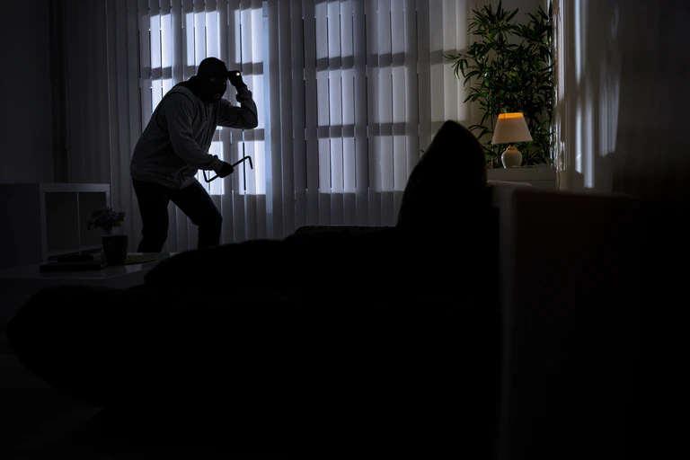 Stalkerin Einbrecher — © Foto: luckybusiness / stock.adobe.com