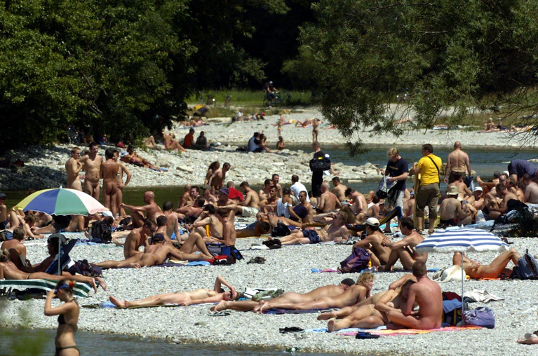 Oben ohne, Isar — © Bild: Daniel Karmann/Archivbild