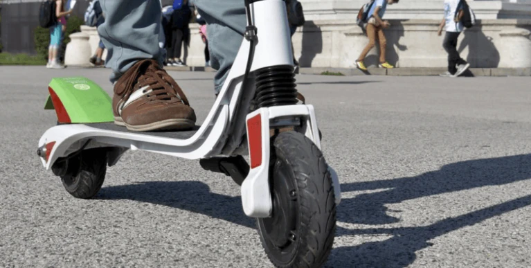 E-Roller, Englischer Garten — © Bild: Herbert Neubauer, APA