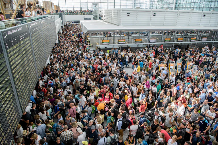 FLughafen-Chaos, Flughafen, Gutscheine — © Bild: Matthias Balk/Archivbild