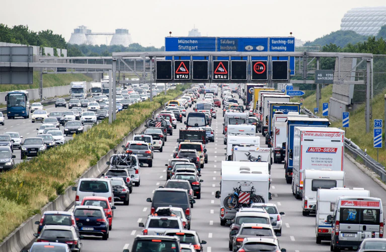 ADAC, Stau, Reisewochenende, Ferienbeginn, Fahrverbote — © Bild: Matthias Balk/Archivbild