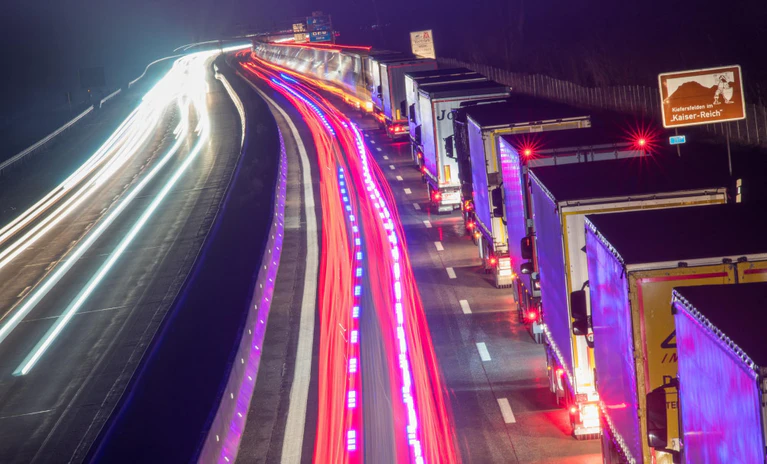 Transitstreit, Deutschland, Österreich, Fahrverbote — © Lastwagen stehen auf der Autobahn A93 vor der bayerisch-österreichischen Grenze in Fahrtrichtung Österreich im Stau. Foto: Peter Kneffel/Archiv