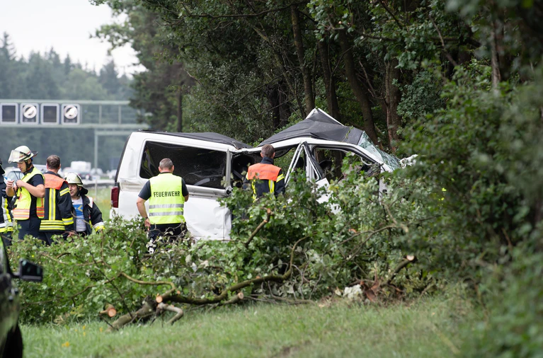 Unfall, Kleinbus, A8 — © Bild: Sven Hoppe