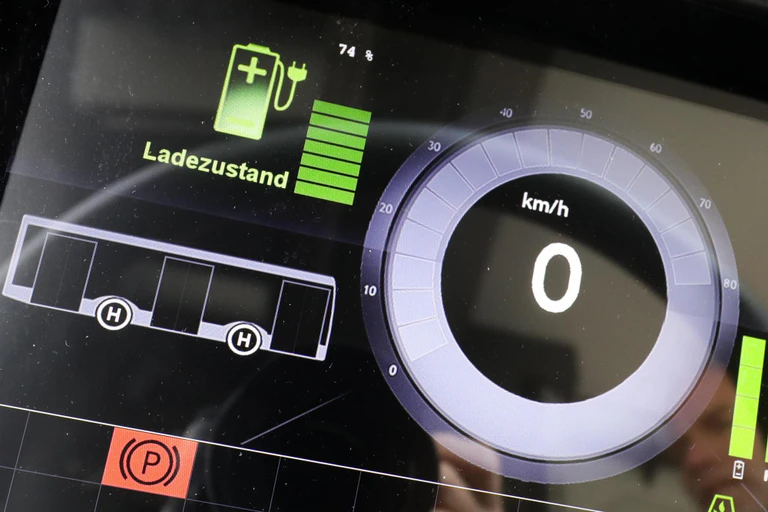 Die Tachometeranzeige mit Ladezustand in einem Elektrobus bei seiner ersten Fahrt im Fahrgastbetrieb. — © Foto: Christian Charisius