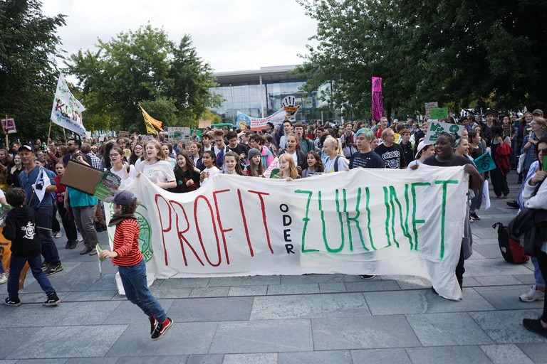  — © Teilnehmer einer Fridays for Future-Demonstration. Foto:&nbsp;Jörg Carstensen/Archivbild