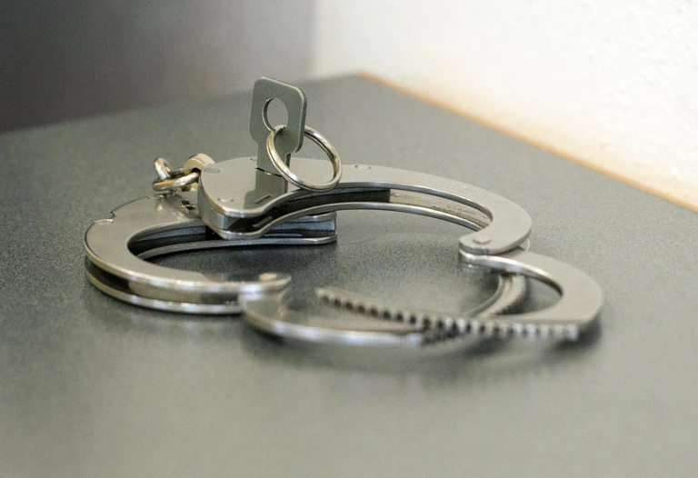 Handschellen, Verhaftung, Täter — © Bild: Armin Weigel
